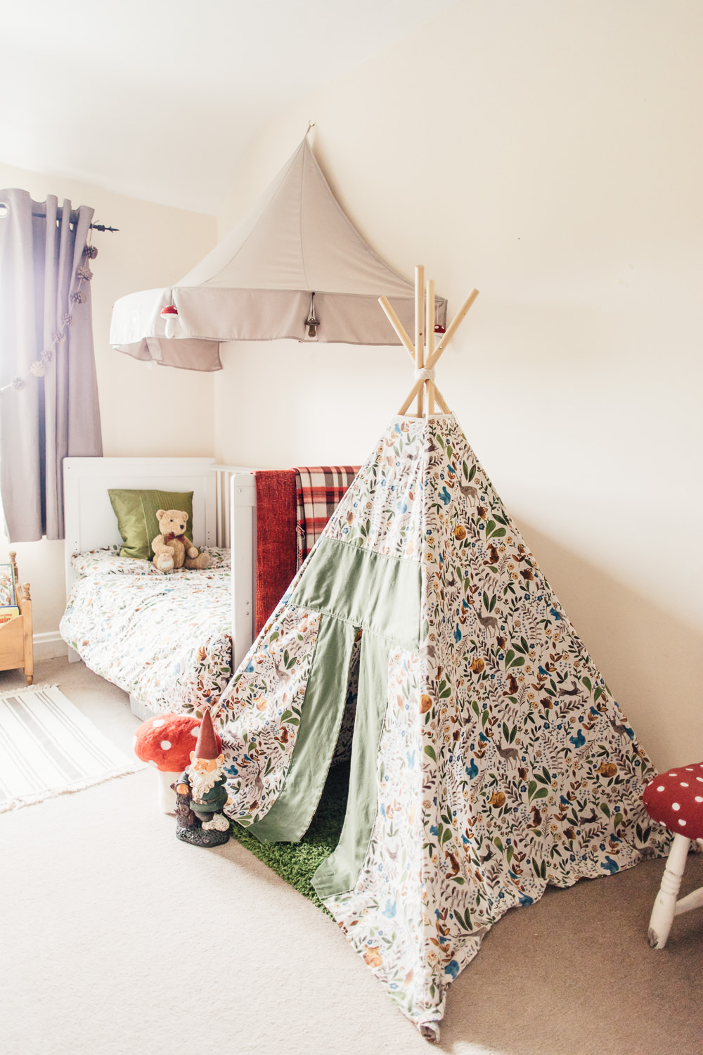 Tipi | Homemade decor | Homemade tipi from a duvet cover in a woodland inspired bedroom in a rented property with homemade decor and details.